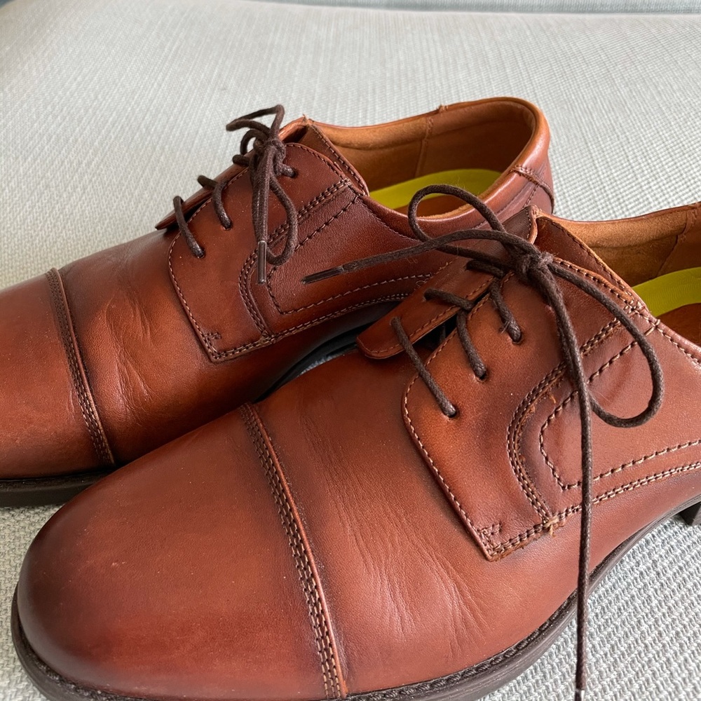 Men’s leather lace-up shoes.